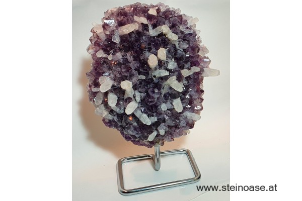 Amethyst mit Calciten auf Ständer